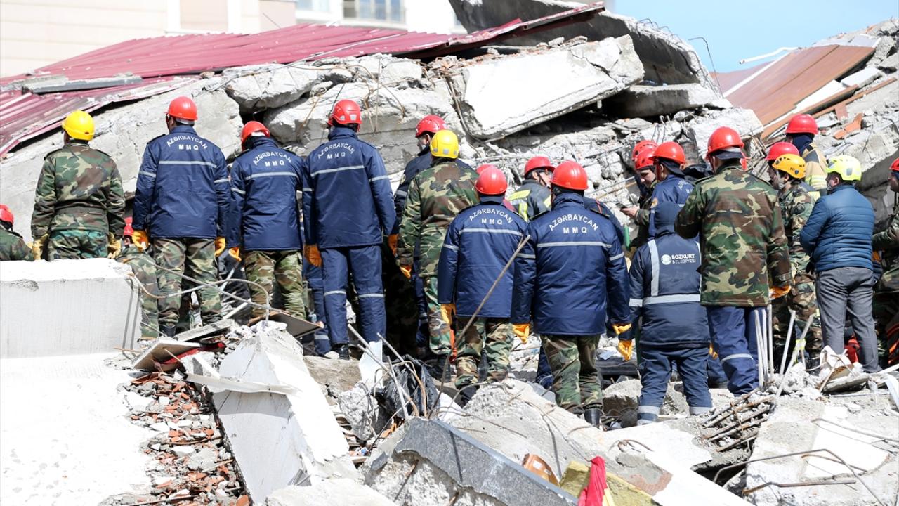 Enkaz başlarında umutlu bekleyiş 17