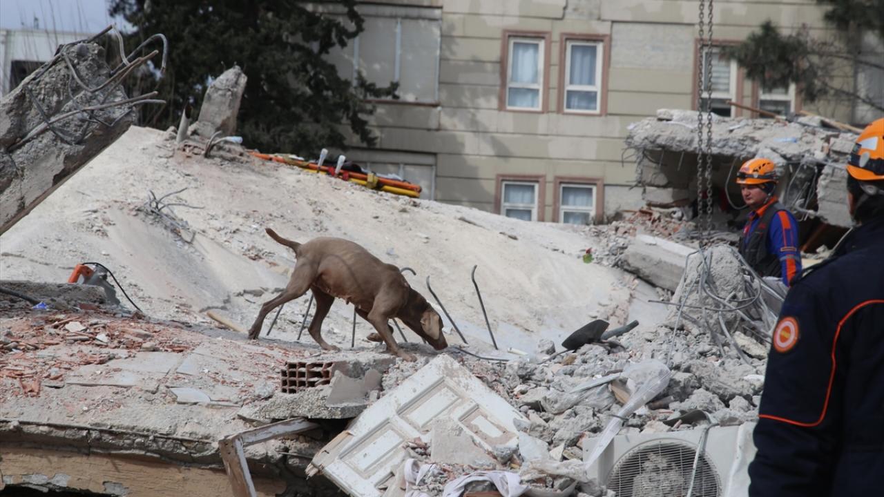 Enkaz başlarında umutlu bekleyiş 12