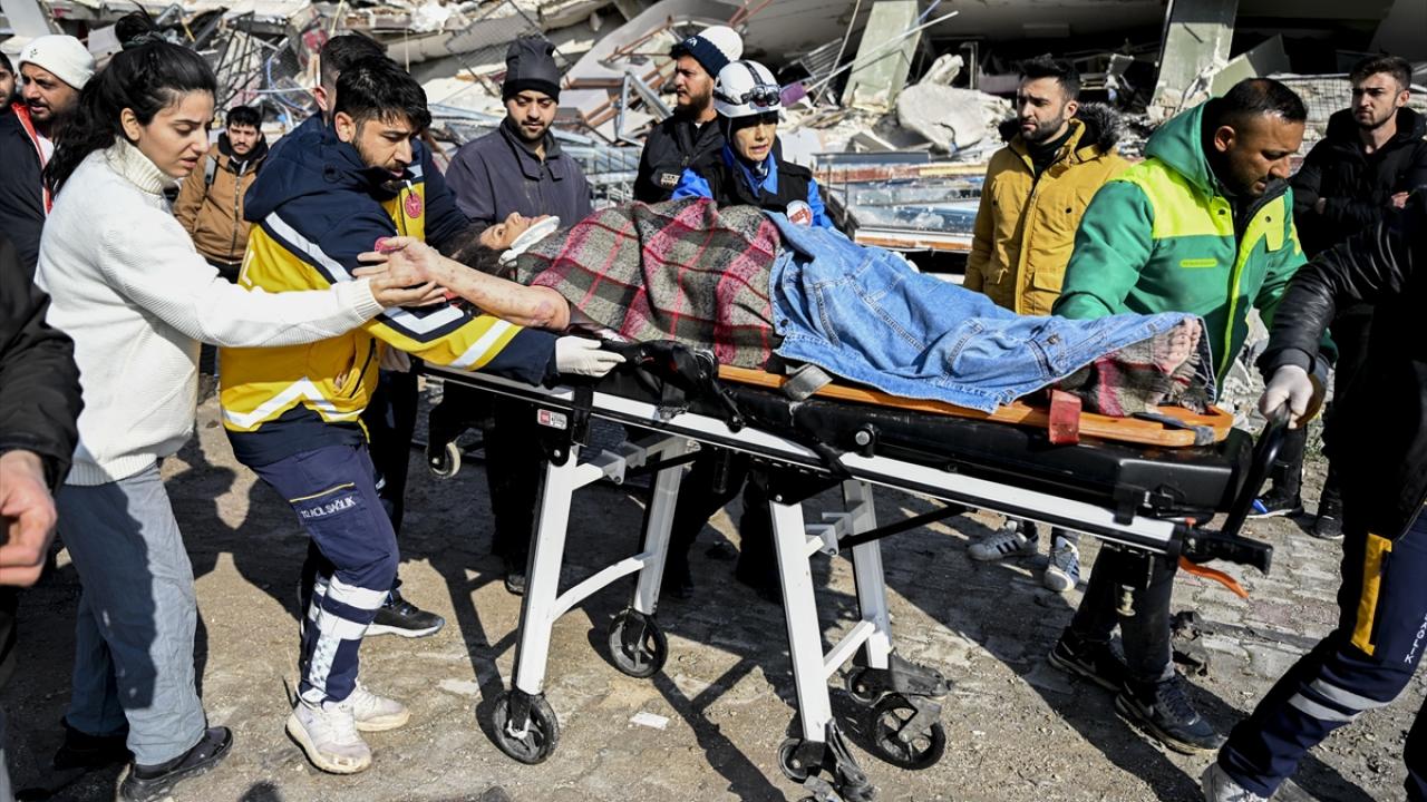 Enkaz başlarında umutlu bekleyiş 13