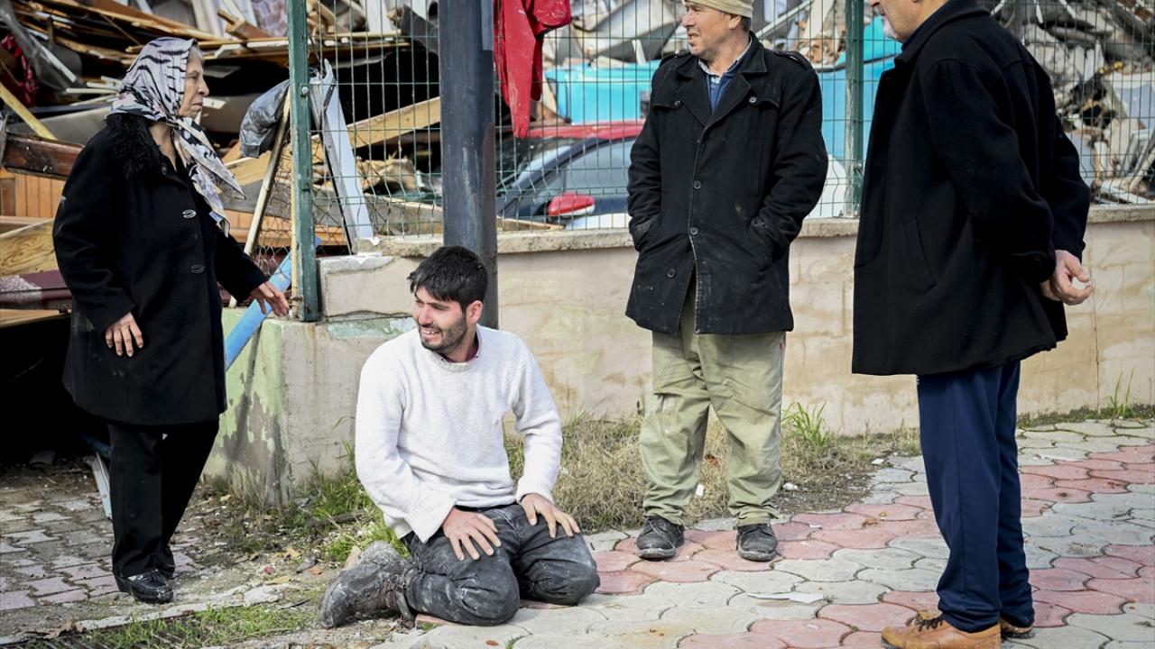 Enkaz başlarında umutlu bekleyiş 11