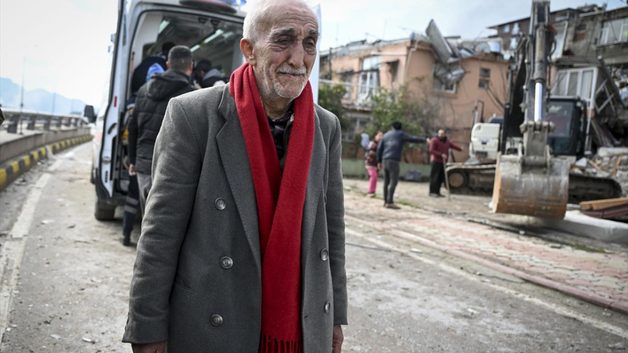 Enkaz başlarında umutlu bekleyiş 8