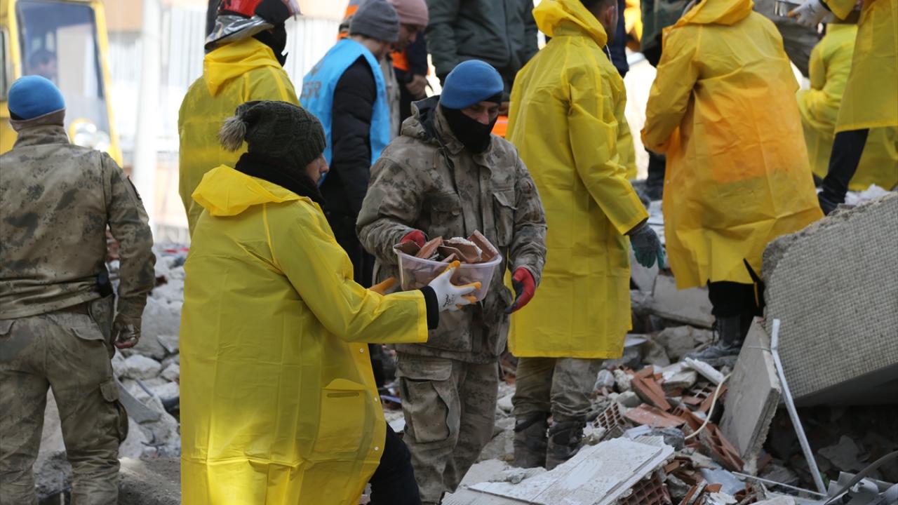 Enkaz başlarında umutlu bekleyiş 3