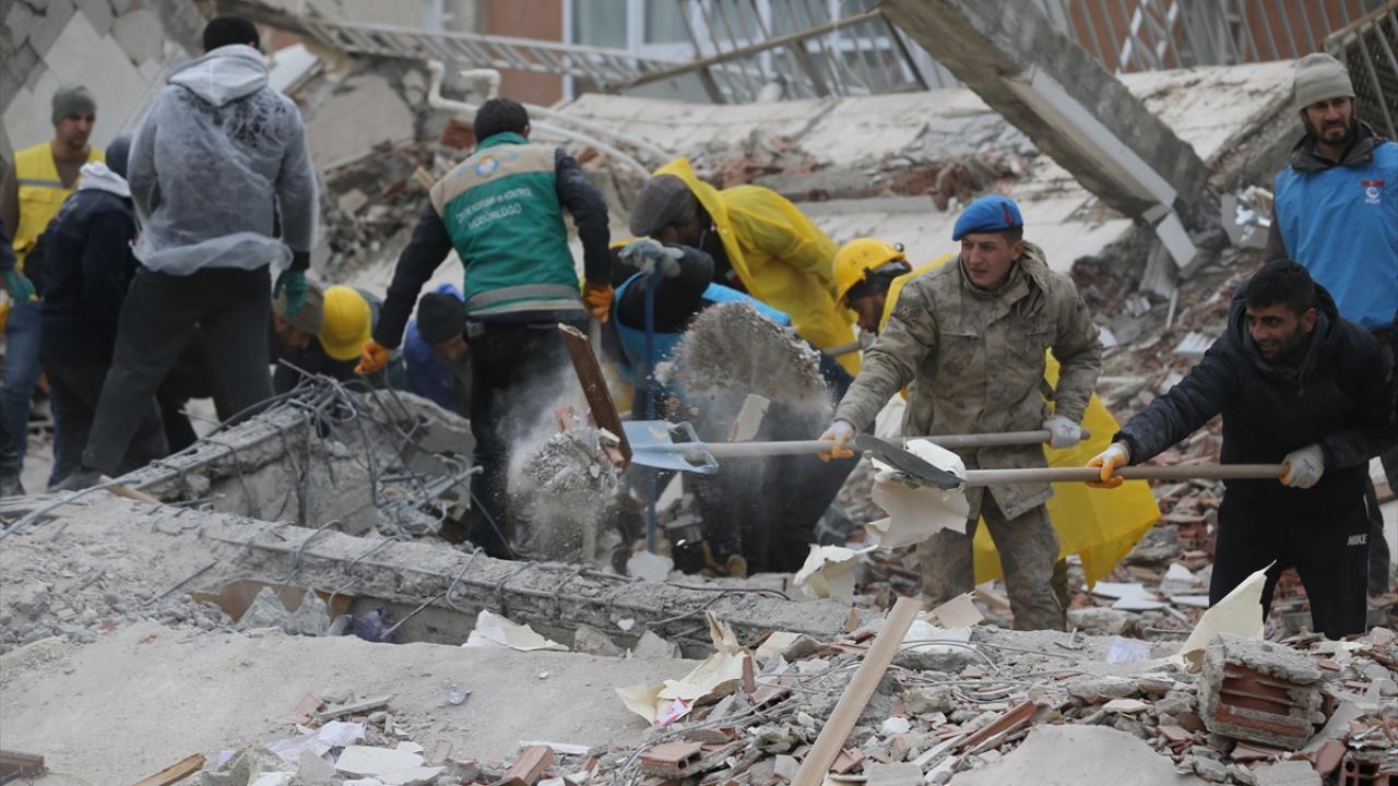 Enkaz başlarında umutlu bekleyiş 7