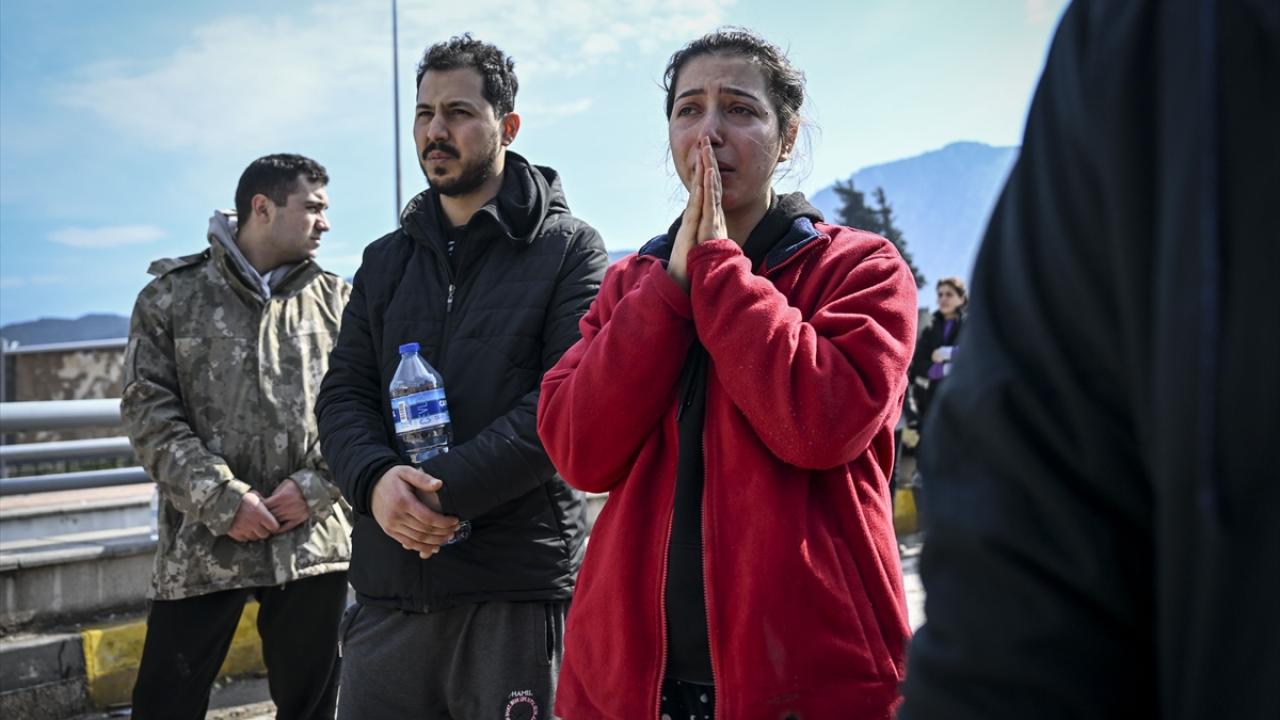 Enkaz başlarında umutlu bekleyiş 2