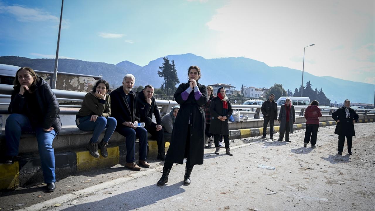 Enkaz başlarında umutlu bekleyiş 5