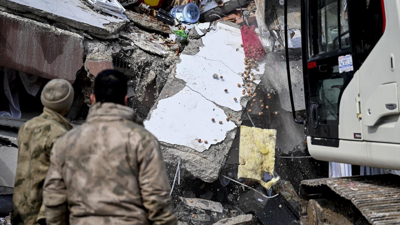 Enkaz başlarında umutlu bekleyiş 6