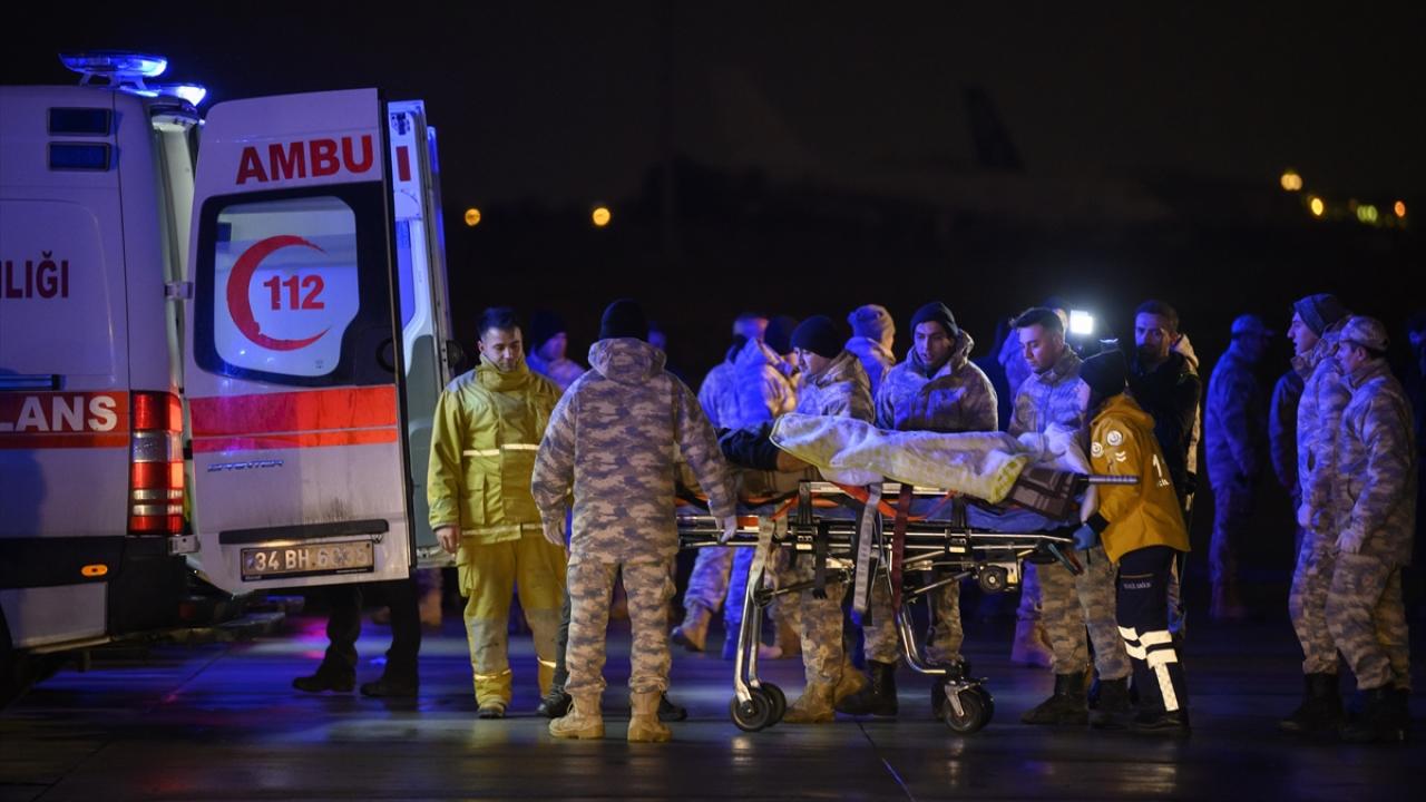 Yaralı depremzedeler üç ayrı uçakla İstanbul'a getirildi 14