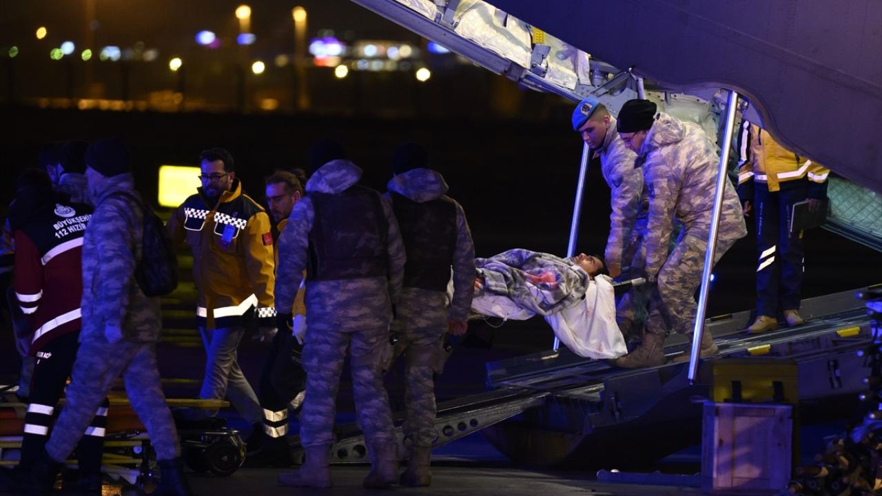 Yaralı depremzedeler üç ayrı uçakla İstanbul'a getirildi 15