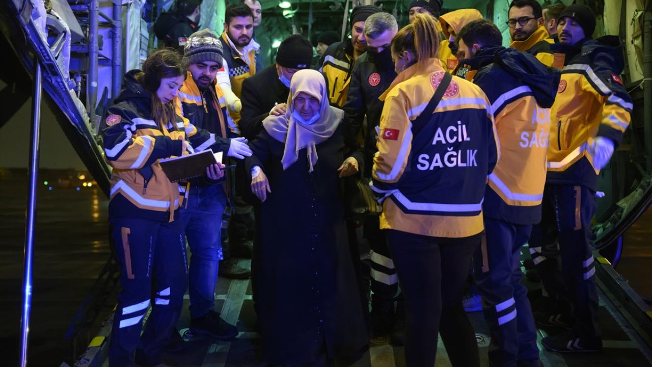 Yaralı depremzedeler üç ayrı uçakla İstanbul'a getirildi 16