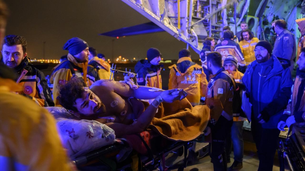 Yaralı depremzedeler üç ayrı uçakla İstanbul'a getirildi 17