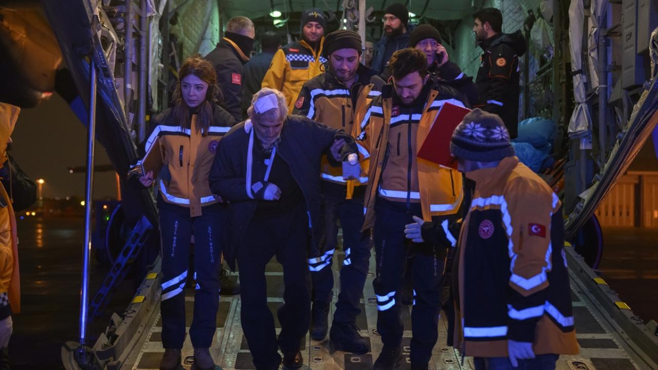 Yaralı depremzedeler üç ayrı uçakla İstanbul'a getirildi 11