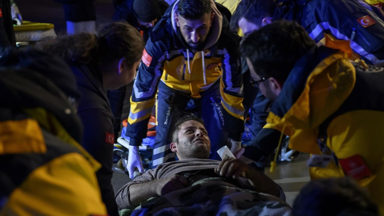 Yaralı depremzedeler üç ayrı uçakla İstanbul'a getirildi 12
