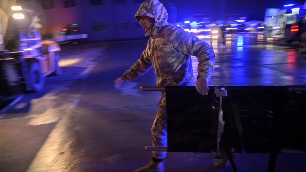 Yaralı depremzedeler üç ayrı uçakla İstanbul'a getirildi 13