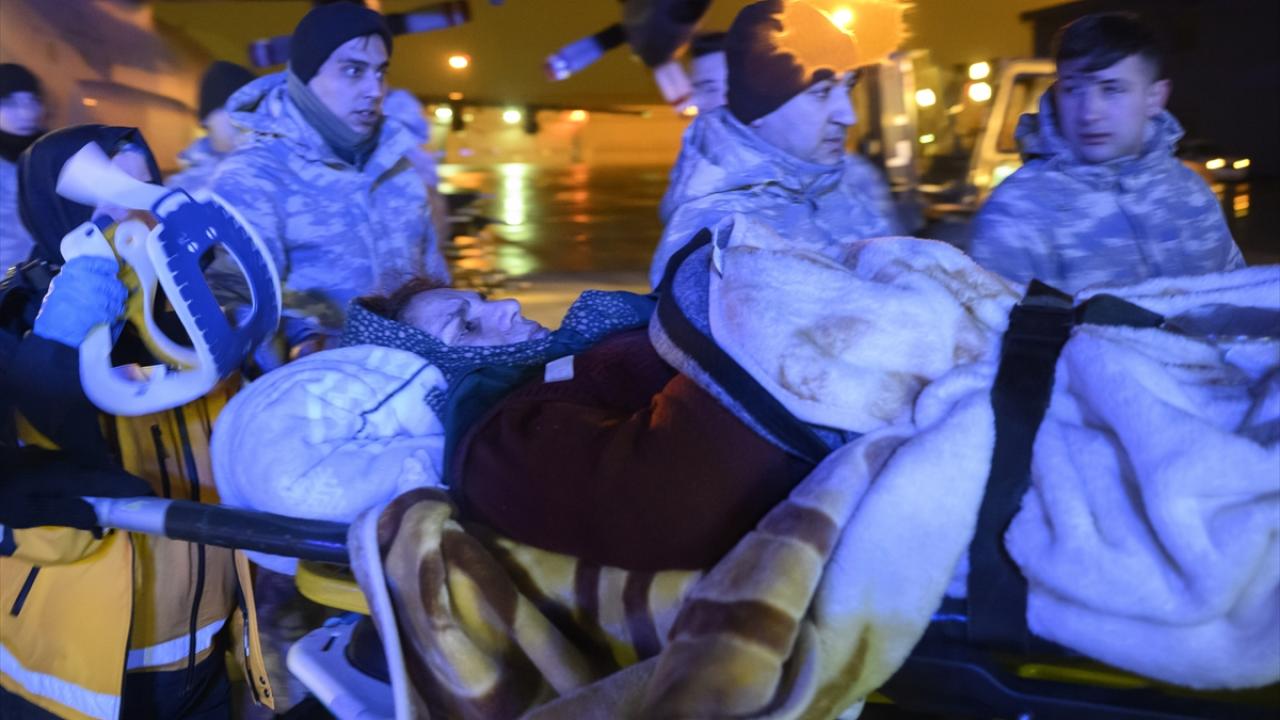 Yaralı depremzedeler üç ayrı uçakla İstanbul'a getirildi 8