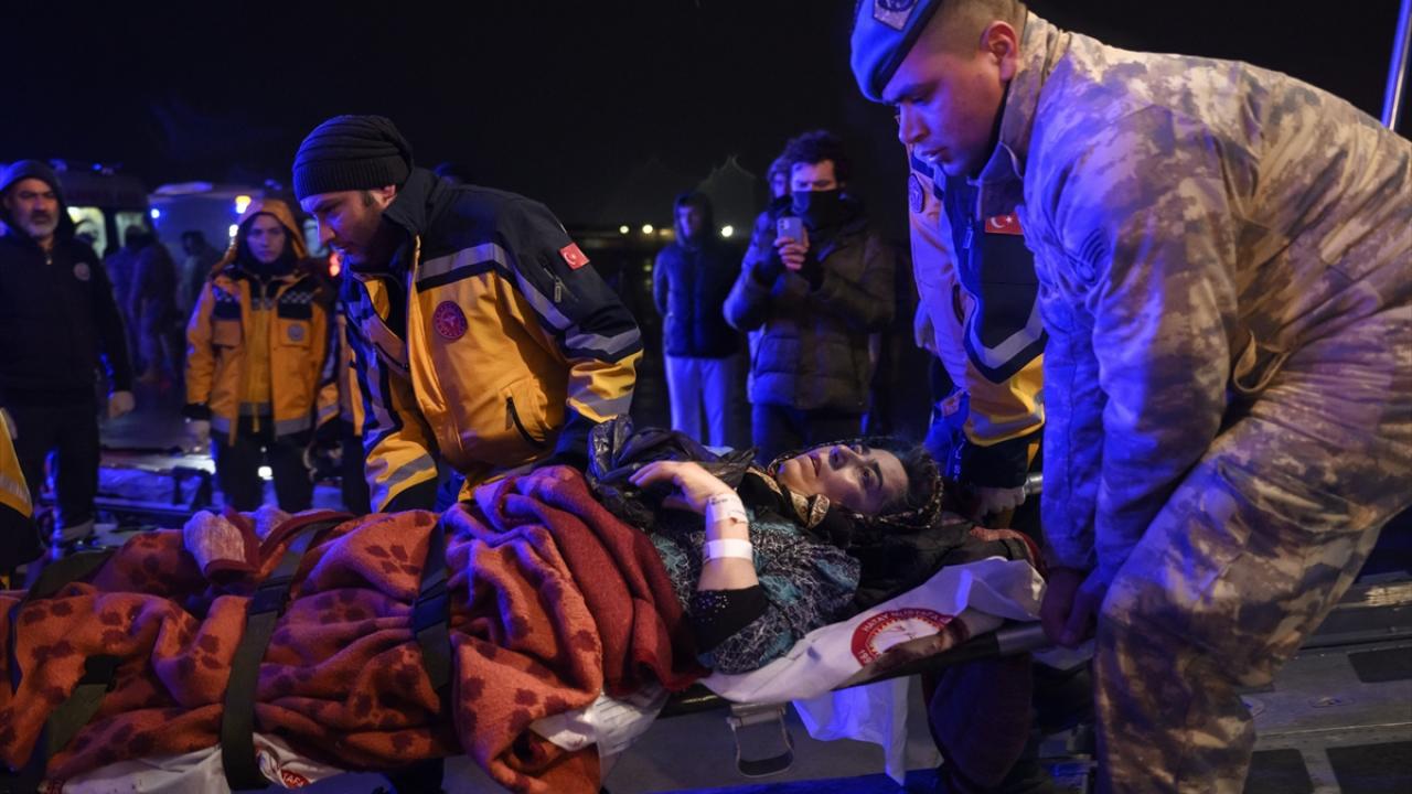 Yaralı depremzedeler üç ayrı uçakla İstanbul'a getirildi 9