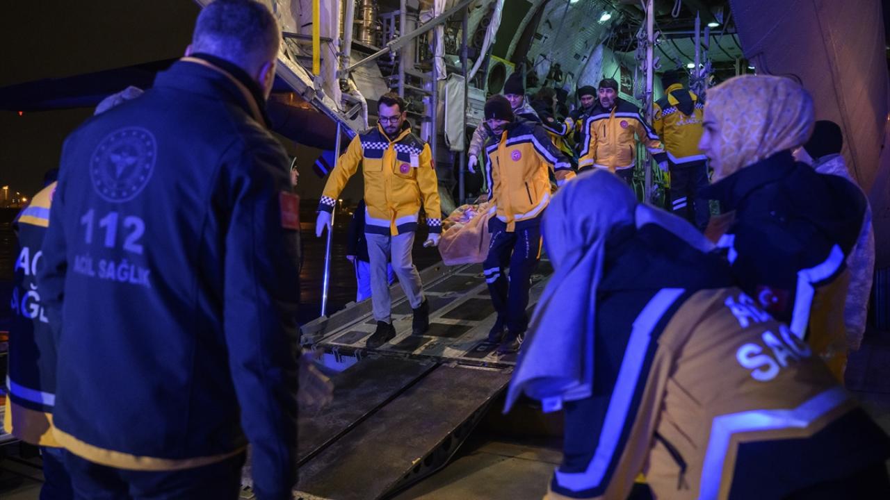 Yaralı depremzedeler üç ayrı uçakla İstanbul'a getirildi 10