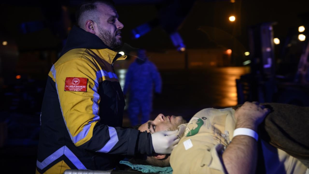 Yaralı depremzedeler üç ayrı uçakla İstanbul'a getirildi 4