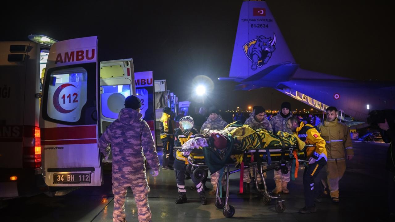 Yaralı depremzedeler üç ayrı uçakla İstanbul'a getirildi 5