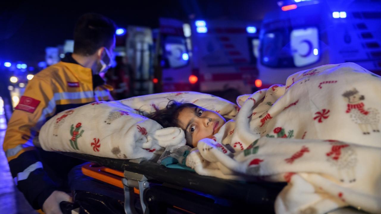 Yaralı depremzedeler üç ayrı uçakla İstanbul'a getirildi 6