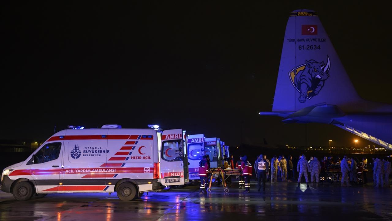 Yaralı depremzedeler üç ayrı uçakla İstanbul'a getirildi 1