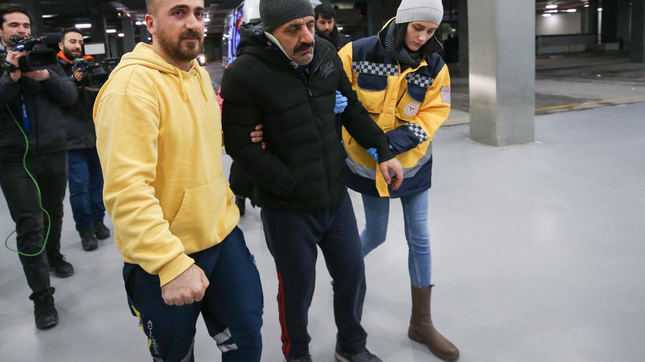 Yaralı depremzedeler üç ayrı uçakla İstanbul'a getirildi 2