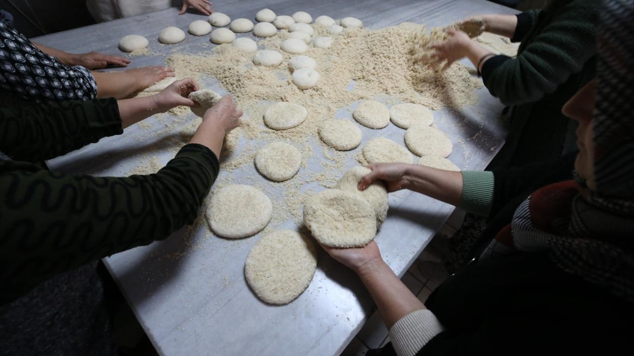 Atalarının Mehmetçik için yaptığı "seferberlik çöreği"ni depremzedelere gönderiyorlar 1
