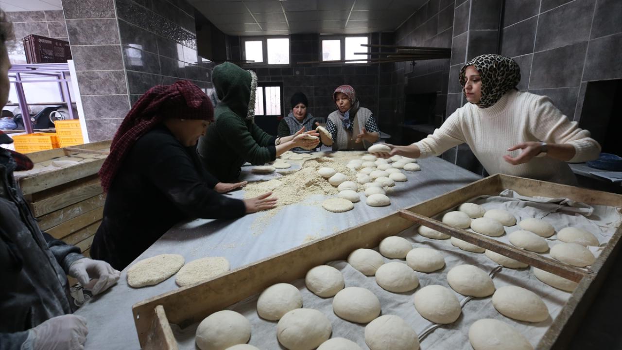 Atalarının Mehmetçik için yaptığı "seferberlik çöreği"ni depremzedelere gönderiyorlar 2