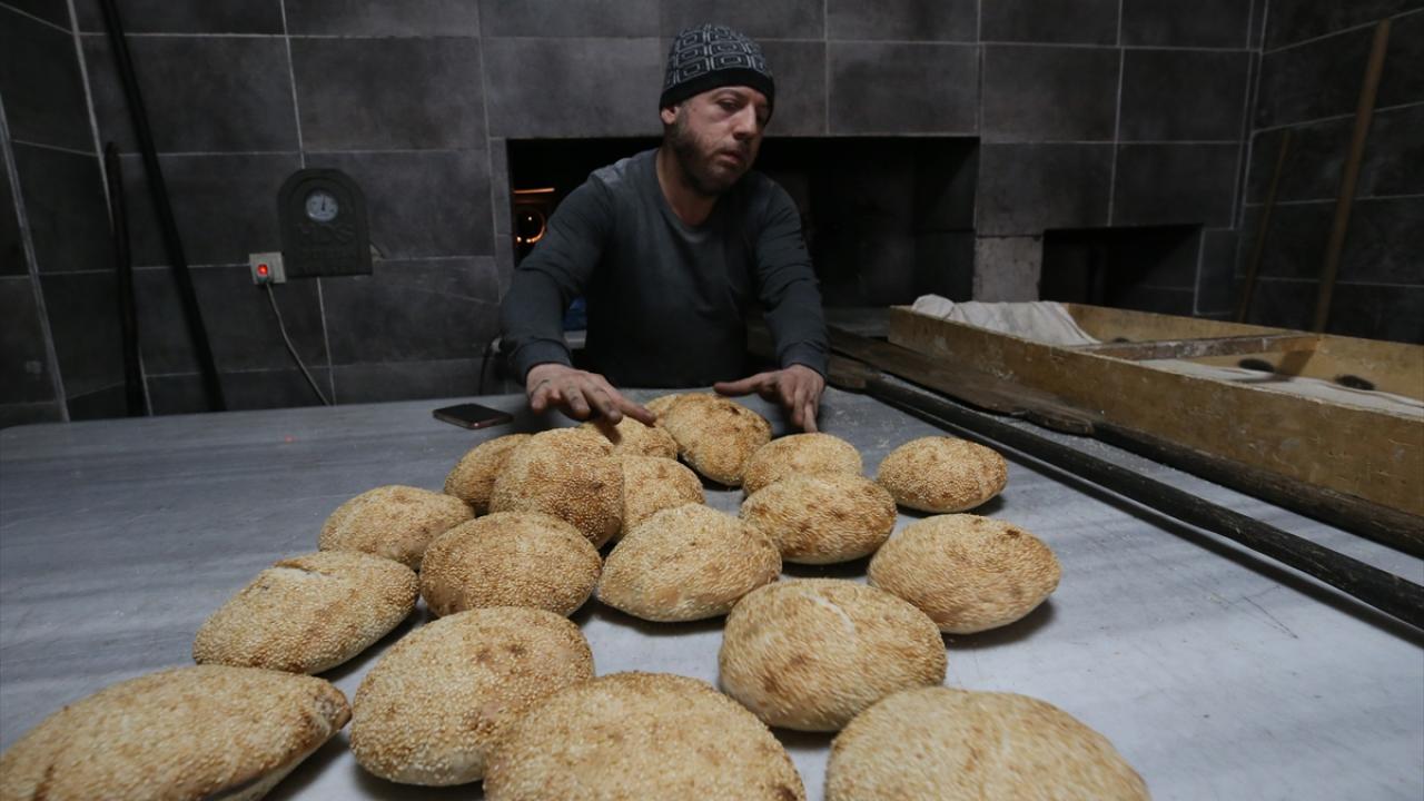 Atalarının Mehmetçik için yaptığı "seferberlik çöreği"ni depremzedelere gönderiyorlar 7