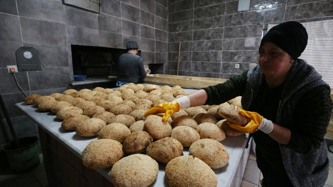 Atalarının Mehmetçik için yaptığı "seferberlik çöreği"ni depremzedelere gönderiyorlar 5