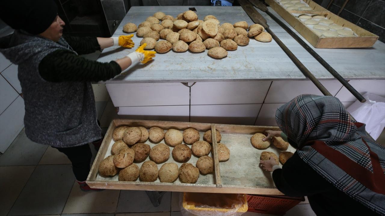 Atalarının Mehmetçik için yaptığı "seferberlik çöreği"ni depremzedelere gönderiyorlar 4