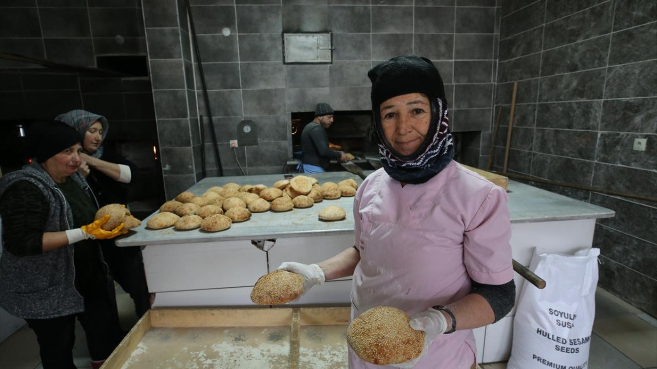 Atalarının Mehmetçik için yaptığı "seferberlik çöreği"ni depremzedelere gönderiyorlar 6