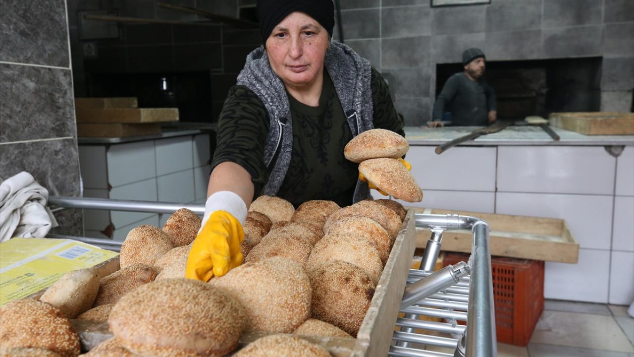 Atalarının Mehmetçik için yaptığı "seferberlik çöreği"ni depremzedelere gönderiyorlar 8