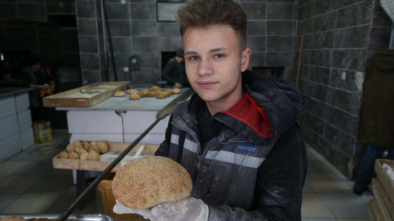 Atalarının Mehmetçik için yaptığı "seferberlik çöreği"ni depremzedelere gönderiyorlar 9