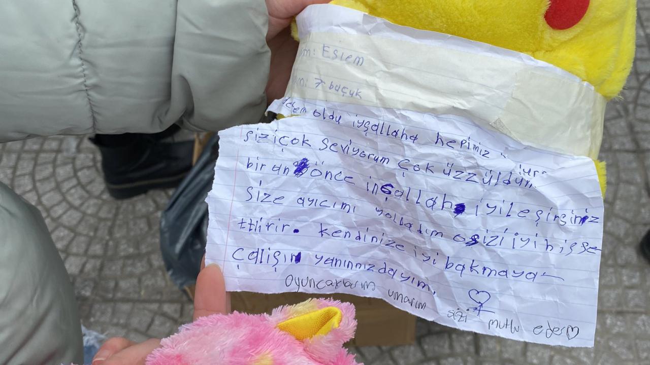 Kendileri küçük ama kalpleri kocaman, çocuklardan afetzede arkadaşlarına mesaj... 6