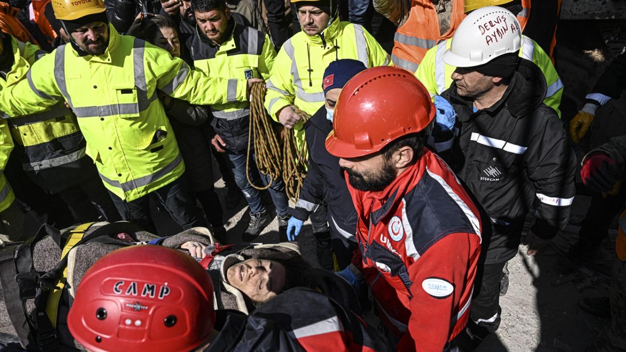 Enkaz altındaki kadın, köpeğinin havlaması sayesinde depremden 103 saat sonra kurtarıldı 10