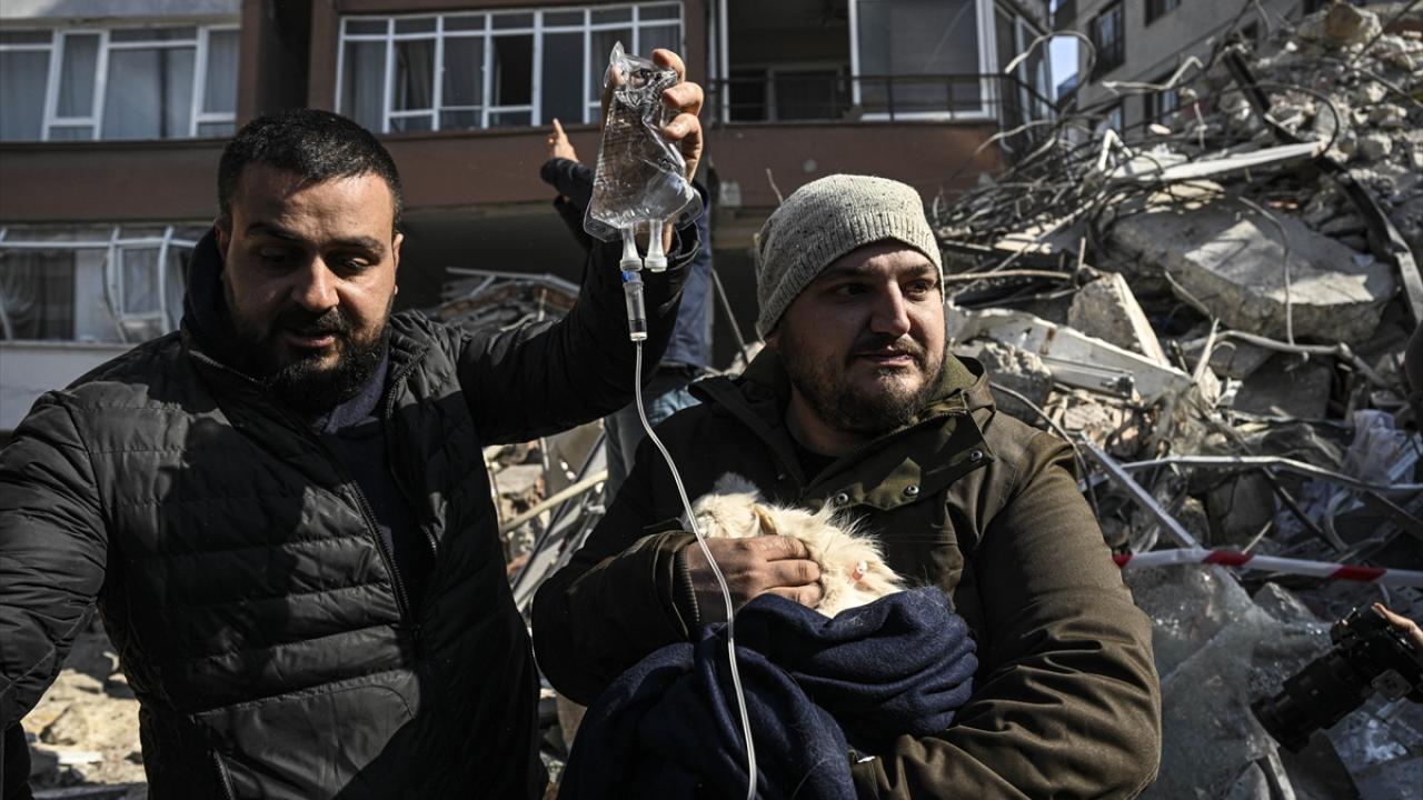 Enkaz altındaki kadın, köpeğinin havlaması sayesinde depremden 103 saat sonra kurtarıldı 5