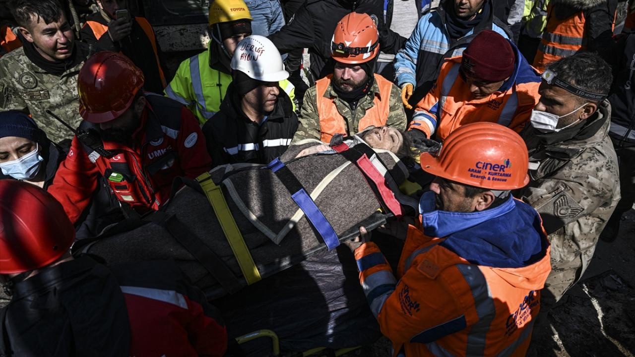 Enkaz altındaki kadın, köpeğinin havlaması sayesinde depremden 103 saat sonra kurtarıldı 9