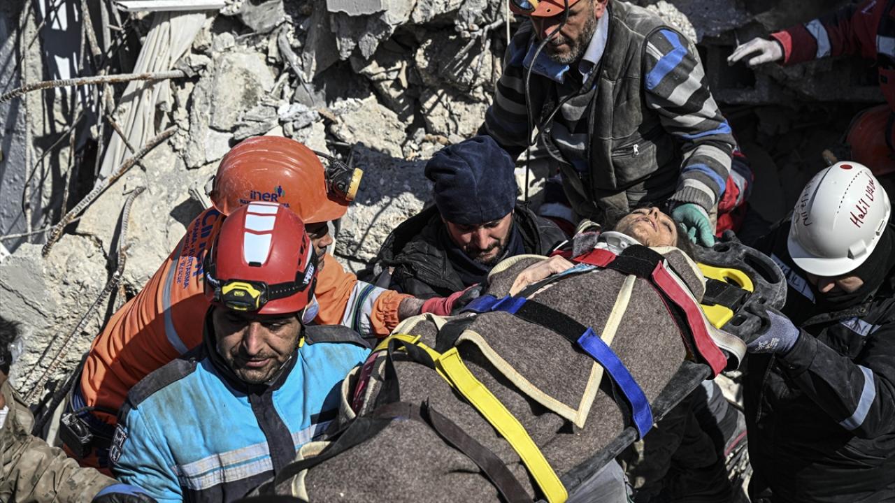Enkaz altındaki kadın, köpeğinin havlaması sayesinde depremden 103 saat sonra kurtarıldı 2