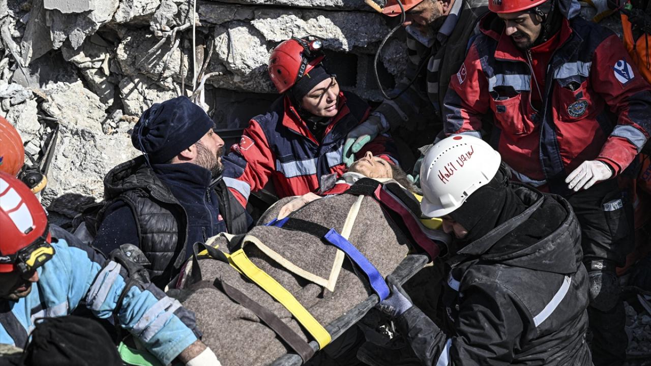 Enkaz altındaki kadın, köpeğinin havlaması sayesinde depremden 103 saat sonra kurtarıldı 4