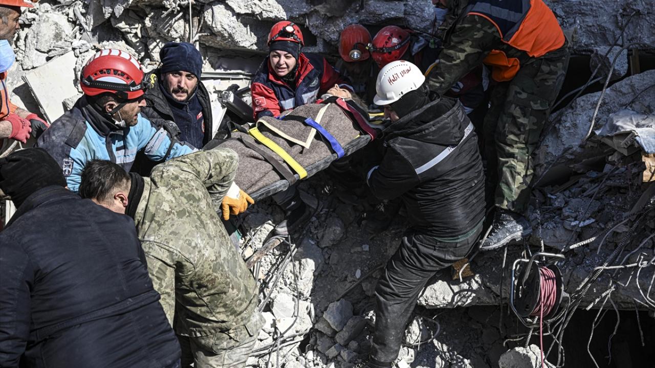 Enkaz altındaki kadın, köpeğinin havlaması sayesinde depremden 103 saat sonra kurtarıldı 6