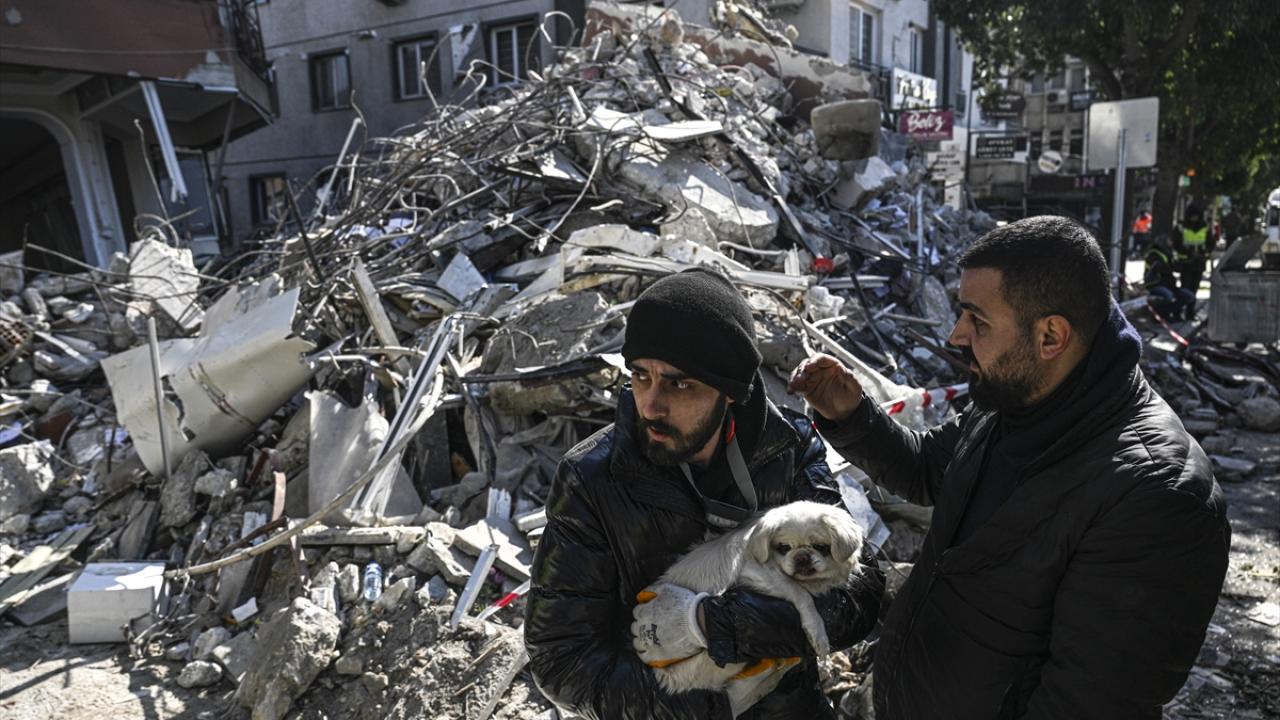 Enkaz altındaki kadın, köpeğinin havlaması sayesinde depremden 103 saat sonra kurtarıldı 7