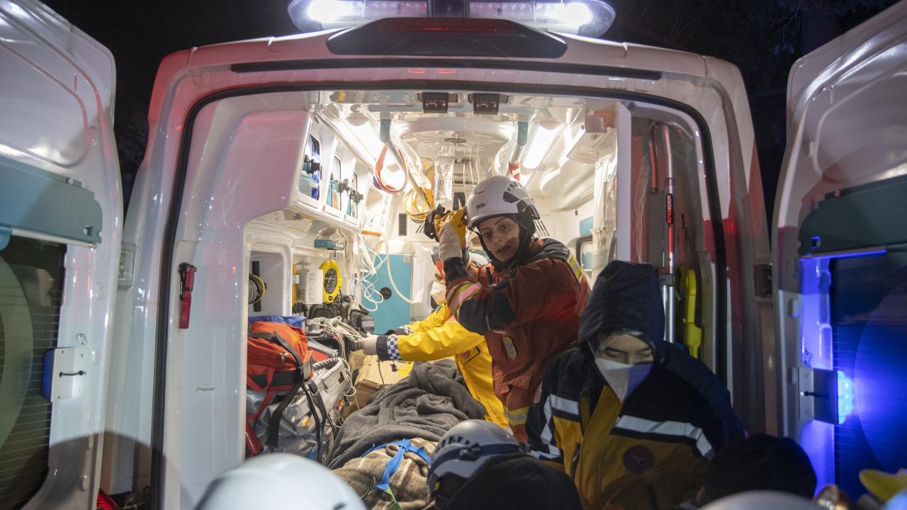 121. saatte mucize kurtuluş: 70 yaşındaki kadın enkazdan çıkarıldı 11