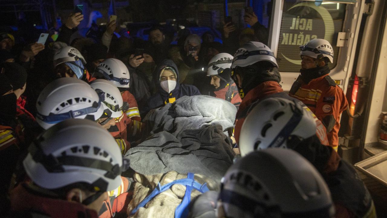 121. saatte mucize kurtuluş: 70 yaşındaki kadın enkazdan çıkarıldı 12