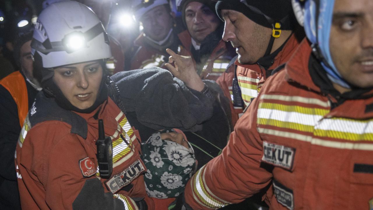 121. saatte mucize kurtuluş: 70 yaşındaki kadın enkazdan çıkarıldı 5