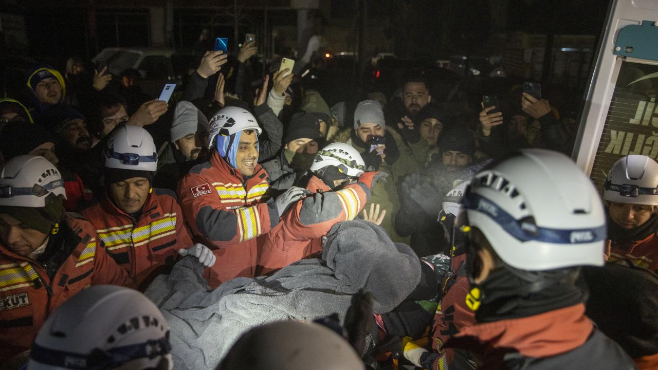 121. saatte mucize kurtuluş: 70 yaşındaki kadın enkazdan çıkarıldı 2