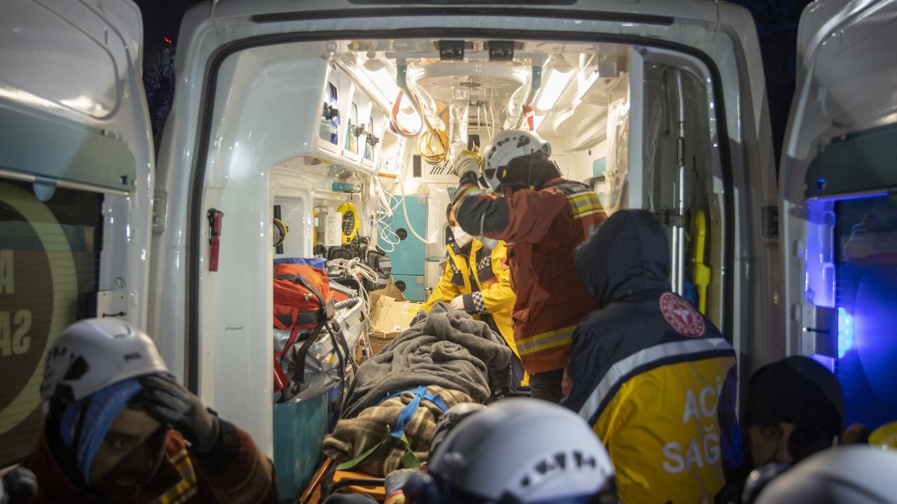 121. saatte mucize kurtuluş: 70 yaşındaki kadın enkazdan çıkarıldı 10