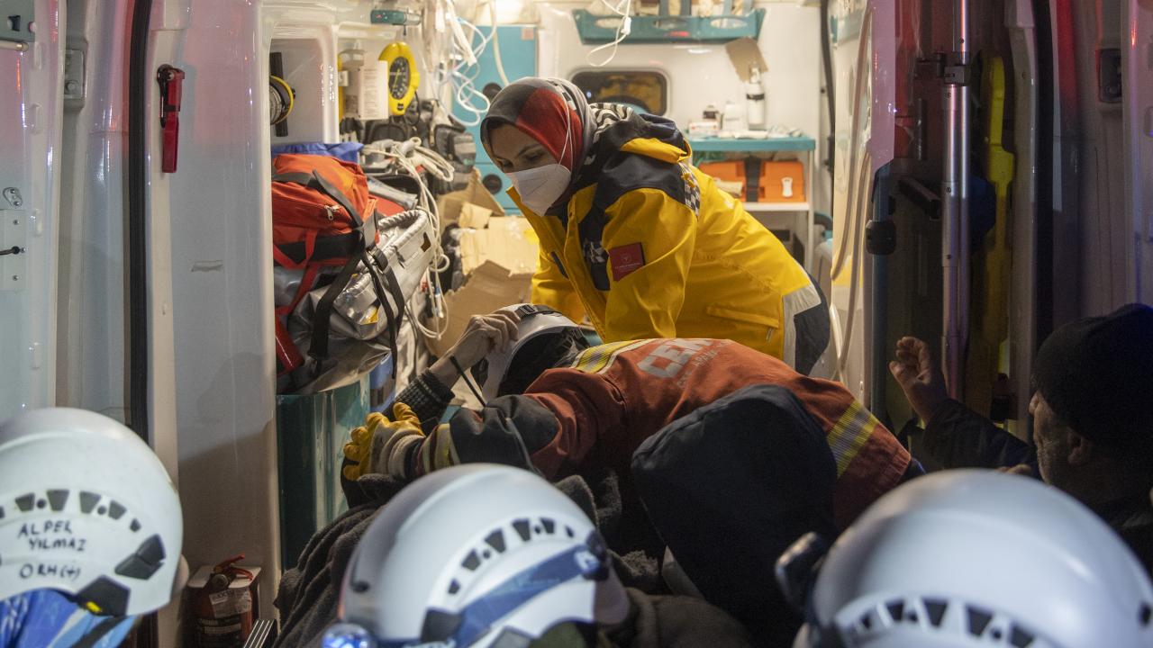 121. saatte mucize kurtuluş: 70 yaşındaki kadın enkazdan çıkarıldı 7