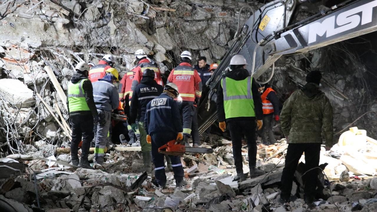 121. saatte mucize kurtuluş: 70 yaşındaki kadın enkazdan çıkarıldı 4