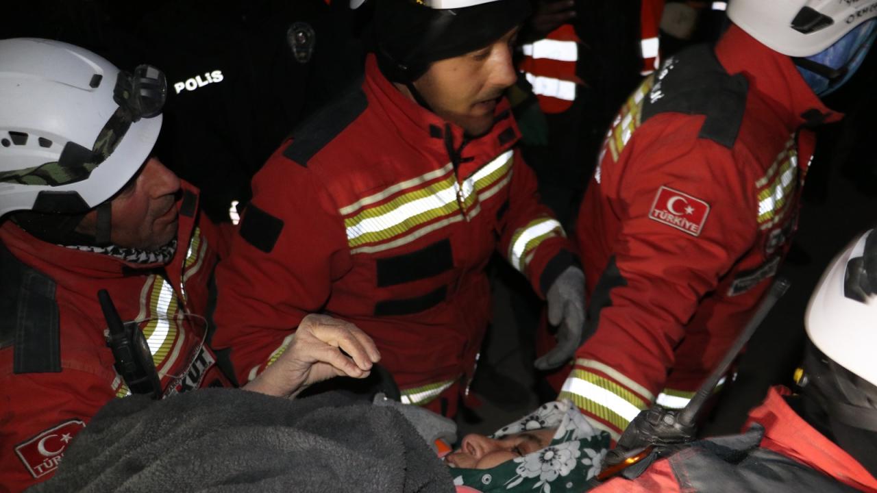 121. saatte mucize kurtuluş: 70 yaşındaki kadın enkazdan çıkarıldı 8