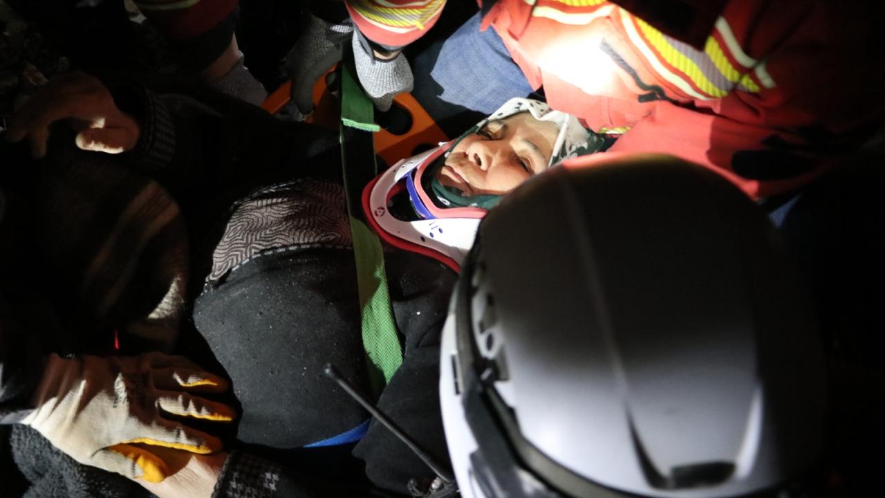 121. saatte mucize kurtuluş: 70 yaşındaki kadın enkazdan çıkarıldı 6